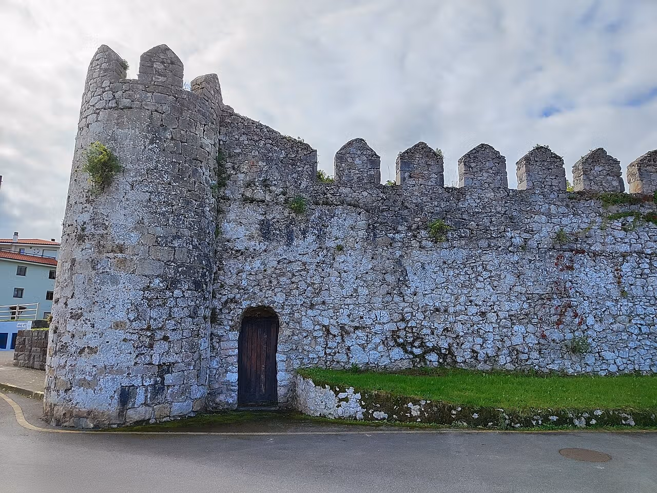 Muralla_de_Llanes_desde_la_Playa_del_Sablon_vista_lateral
